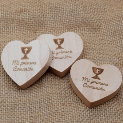 Caixas de madeira em forma de coração gravadas com texto e cálice