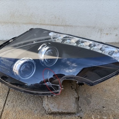 Farol de carro transparente com duas lentes circulares e LED's