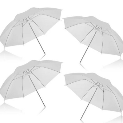 Quatro sombrinhas brancas com estrutura metálica prateada