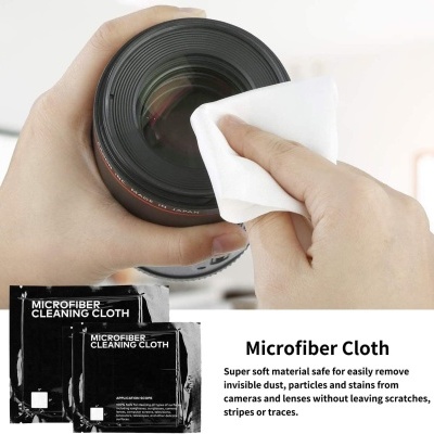 Pano de microfibra preto a limpar lente de câmera com embalagem preta