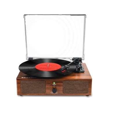 Toca-discos retro de madeira com tampa transparente e disco vinil preto com etiqueta vermelha