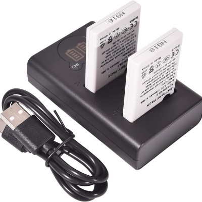 Carregador preto com duas baterias brancas e cabo USB