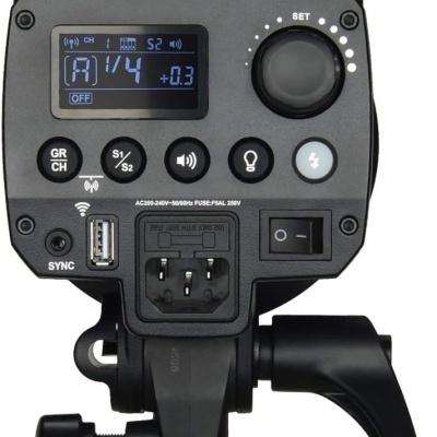 Equipamento fotográfico preto com visor digital, botões de controlo, porta USB e suporte de tripé ajustável