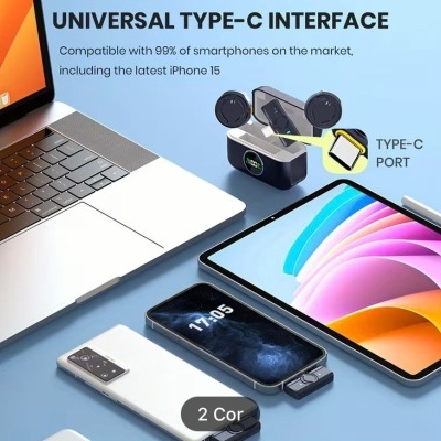 Dispositivos eletrónicos com porta Type-C numa mesa azul clara.