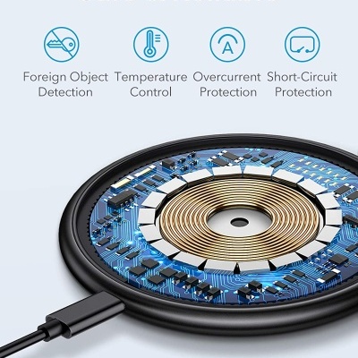 Carregador sem fios com circuito visível e ícones de proteção