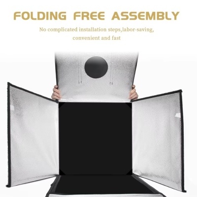 Caixa de luz dobrável para fotografia com interior prateado e preto e texto explicativo acima