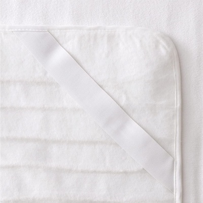 Colchão protetor de berço branco com faixa elástica