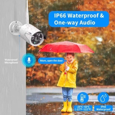 Câmara de vigilância branca na parede, criança com guarda-chuva vermelho e casaco amarelo à chuva