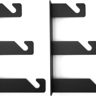 Suportes de parede pretos com três ganchos cada.