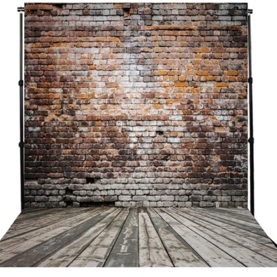 Painel de fotografia com parede de tijolos envelhecidos e chão de madeira desgastada