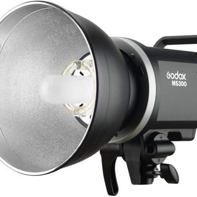 Luz de estúdio fotográfico Godox MS300 preta com reflector metálico