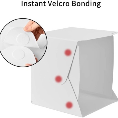 Caixa branca dobrável com pontos vermelhos e adesivo adesivo em destaque