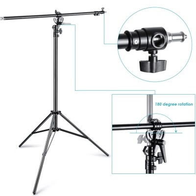 Suporte tripé metálico preto com barra horizontal e ajuste de rotação