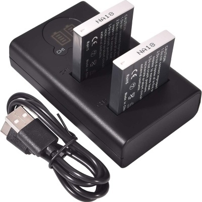 Carregador de bateria preto com duas baterias retangulares e cabo USB