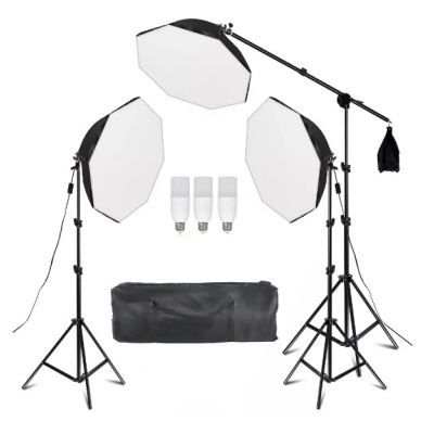 Conjunto de iluminação para fotografia com três softboxes e tripés