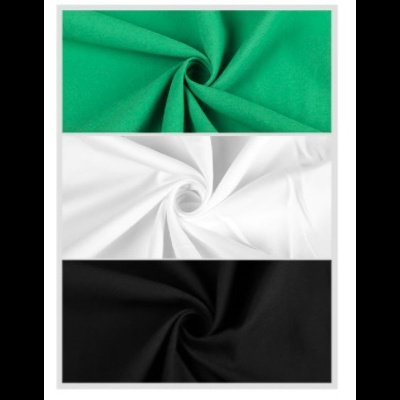 Três tecidos enrolados em espiral nas cores verde, branco e preto.