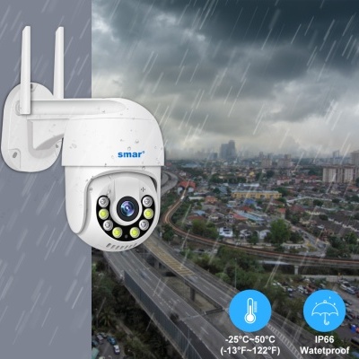 Câmara de segurança externa branca com antenas e LEDs ao redor da lente montada numa parede sob chuva