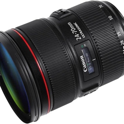 Objetiva Canon 24-70mm Ultrasonic preta com detalhes vermelhos e anéis de controlo.