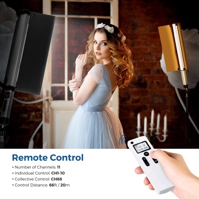 Mulher em vestido branco num estúdio com iluminação e controlo remoto em destaque