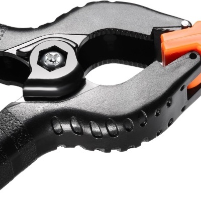 Pinça de aperto preta com ponta alaranjada e parafuso de metal