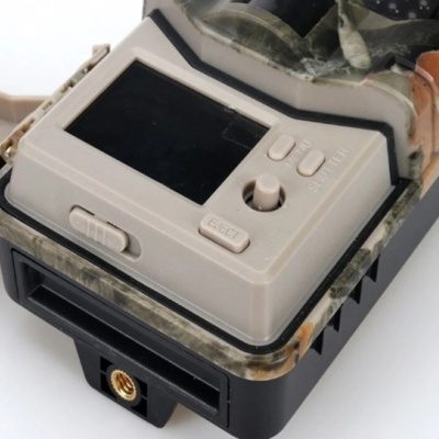 câmara de caça com controlo e ecrã protegidos por tampa transparente