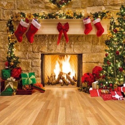 Lareira em pedra com meias vermelhas, laço e presentes de Natal