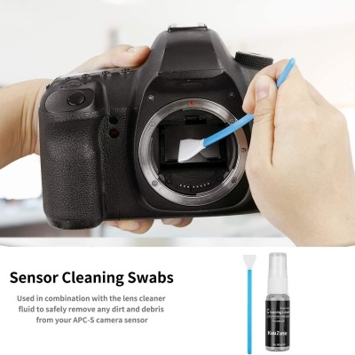Câmara DSLR preta com limpeza de sensor usando swab azul e branco