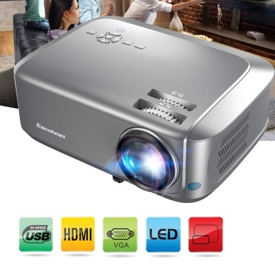 Projetor Excelvan cinzento metálico com ícones USB, HDMI, VGA, LED e fundo sala de estar