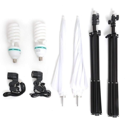 Conjunto de lâmpadas compactas, luzes de encaixe, guarda-chuvas brancos fechados e tripés pretos dobrados