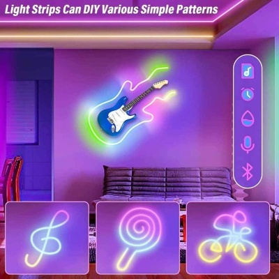 Sala com sofá cinzento e guitarra decorativa iluminada com fitas LED coloridas