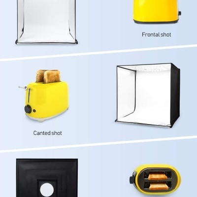 Tostador amarelo com torradas e caixa de luz para fotografia