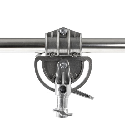 Suporte metálico prateado com parafusos numa barra cilíndrica