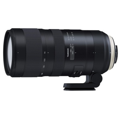 Objetiva fotográfica Tamron 70-200mm F/2.8 preta com anéis texturados e base preta.