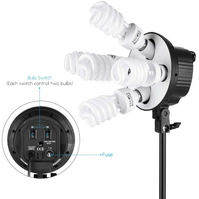 Lâmpada com três lâmpadas espiral compactas brancas em suporte preto com interruptores e fusível