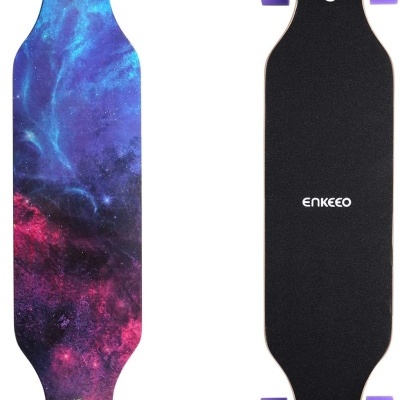 Longboards, um com padrão cósmico colorido e outro preto com texto ENKEEO, rodas roxas.
