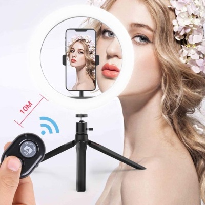 Anel de luz LED com tripé e telemóvel, telecomando remoto e mulher com flores na cabeça
