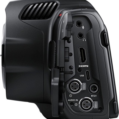 Lateral da câmera profissional preta com várias portas de conexão e botões.