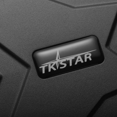 Superfície preta texturada com logótipo TKSTAR em relevo