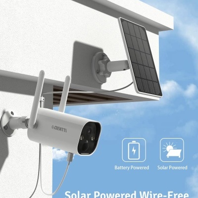 Câmara de segurança exterior branca com painel solar preto e texto promocional