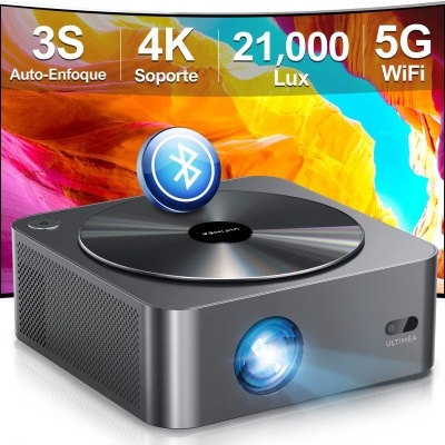 Projetor cinza metálico com lente azul e texto promocional colorido no fundo