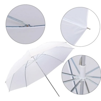 Guarda-chuva branco com estrutura metálica prateada