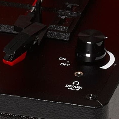 Gira-discos preto com alavanca e botão com texto ON OFF DENVER VPL-120