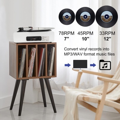 Gira-discos branco sobre móvel de madeira com vinis e cadeira ao lado