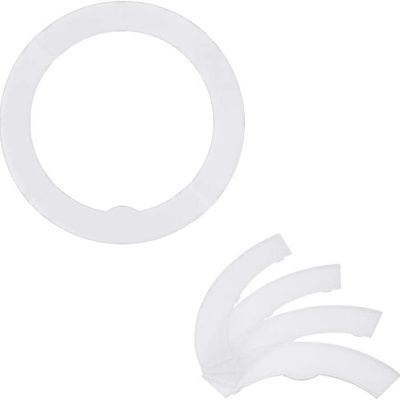 Anéis brancos de plástico sobre fundo branco