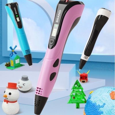 Três canetas 3D coloridas com miniaturas em 3D ao fundo