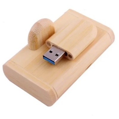 Pen drive de madeira clara com conector USB azul