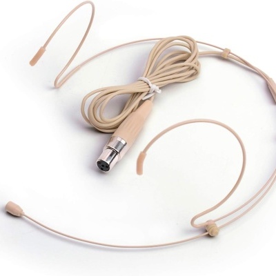 Microfone headset bege com cabo e conector XLR prateado sobre fundo branco