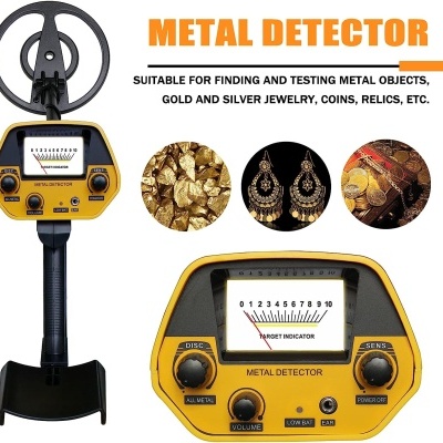 Detector de metais amarelo e preto com mostrador e botões, texto promocional e imagens de ouro e moedas