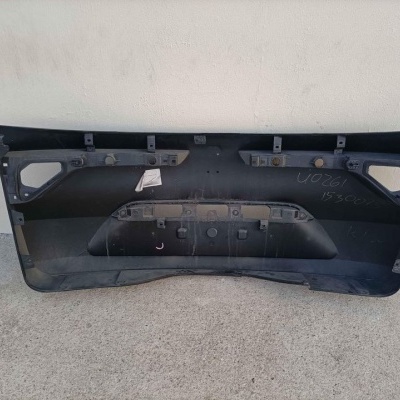 Parte traseira preta de automóvel com suportes e textos U02261 15504