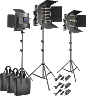 Kit de três luzes LED Neewer montadas em tripés com acessórios